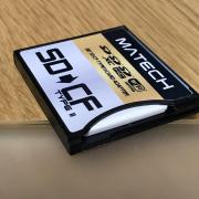 SDカードはやや凹んだ位置