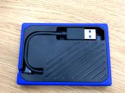 ケーブルは裏面に収納