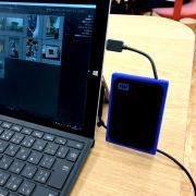 コネクタ位置の都合でSSDがぶら下がってる