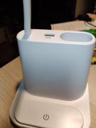 本体アップ。スイッチはタッチ式。上面にペン立てとUSB端子