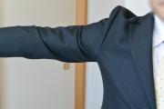 量販店スーツで腕を伸ばしたところ