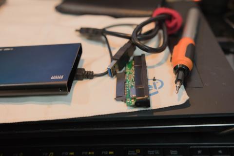 取り出し、挿入も大変。使用コードも電源供給用USBあり