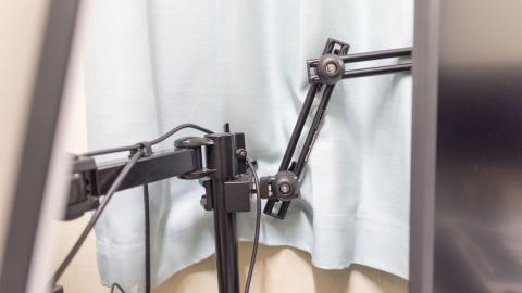 モニターアームのポールにクランプ設置