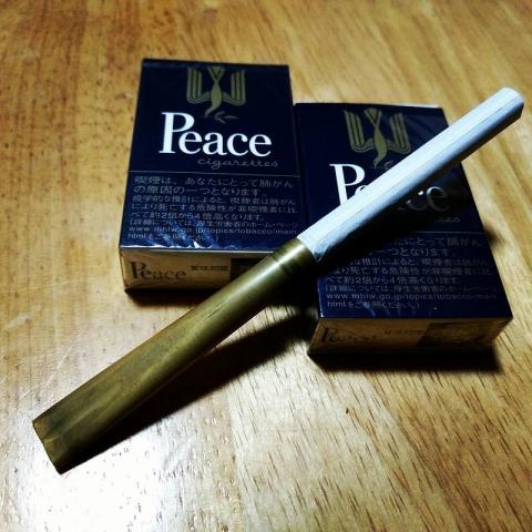 両切りタバコをホルダーで喫煙