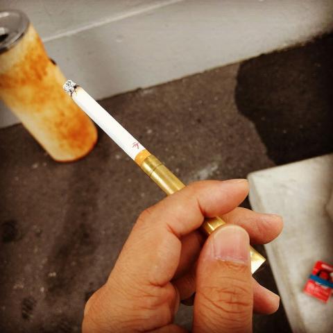 普通のシガレットをホルダーで喫煙