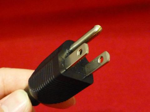 ・電源アダプタ接続したいけど、、、アース付きで安心だけども、接続できない家とかもあるから、、、そういう人にとっては不便かもしれませんね。。。変換アダプタは付属されていません。)