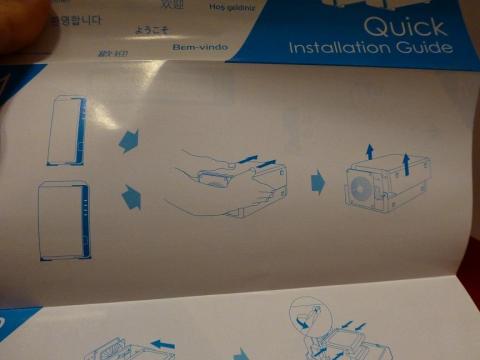 ・開けたらHDDを接続して、ビスで止める