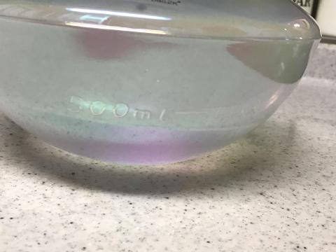 受け皿の容器に水を500ml入れます。500mlの目安線が入っています。