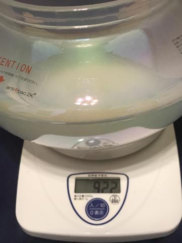 本体だけで922gあり、そこに500mlの水(500g)を入れるため1422gとなります。