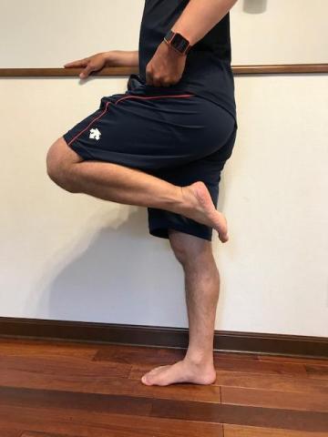 踵をお尻に引き上げる