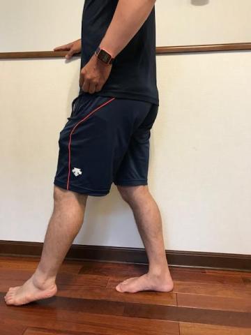 そのまま足を下す