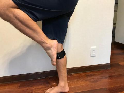 前に出すと、ダッシュビートに触れることができる。逆を言うと、ダッシュビートに触れれば、膝が前に出てくることになります。