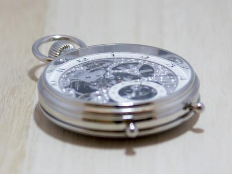 裏蓋を閉じたところ