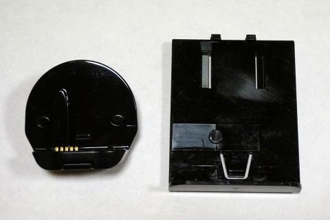 右が本体付属のクレードル