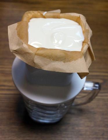 ヨーグルトを注いて