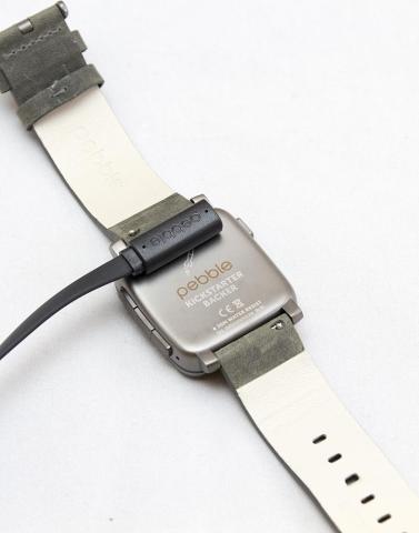 マグネット充電端子になっています