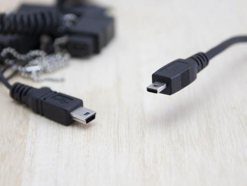 左が miniUSB、右が本品のモノ