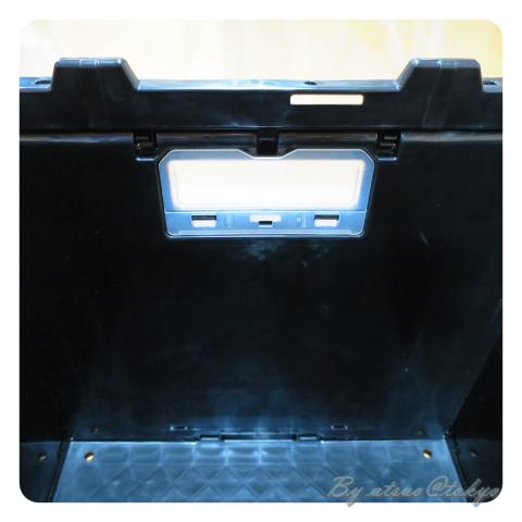 内側でカバーの下側だけ固定されています