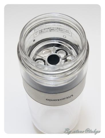 開いた状態を底側から見た様子