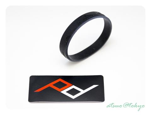 上が tripod band、下はステッカー