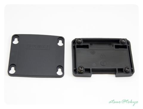 左が内側用プレート、右が外側用プレート