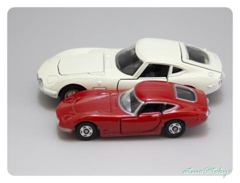 手前は通常サイズのトミカ