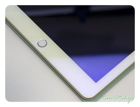 ボタン周りだけやけに白い