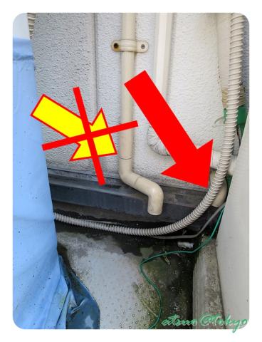 赤矢印の方のパイプ