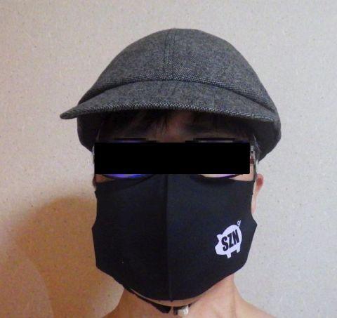 前から見るとよく判るが帽子より一回り大きい