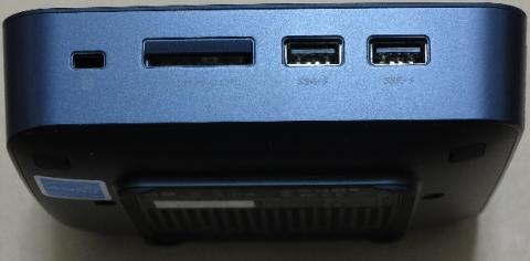 左側面、SDXC対応スロットとUSB3.0x2