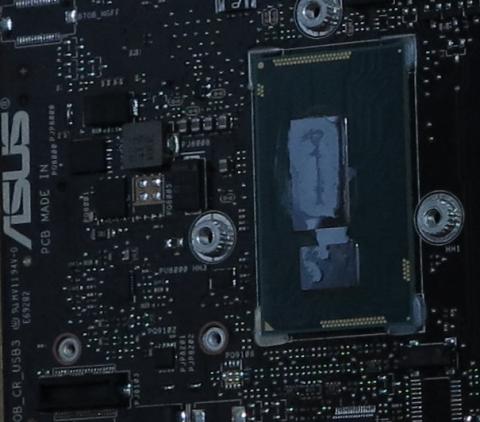 マザー上のCPU、i7には換装できないかなぁ・・