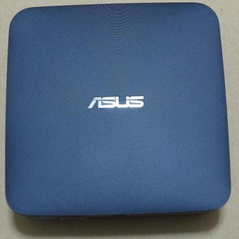 天面、ASUSの文字がアクセントです。