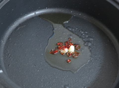 オリーブオイル、ニンニク、唐辛子、塩コショウで味付け