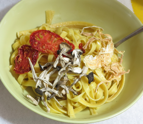 ”星”のタマネギ、キノコ、トマトを乗せ、オリーブオイルを掛けます