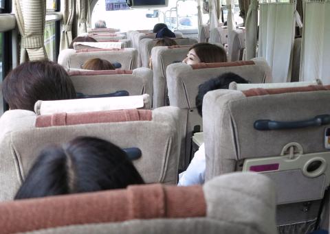 高速バスは2+1の3列仕様、左最後列です。