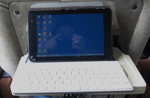 高速バスのテーブルにはギリギリのサイズ