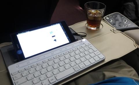 グランクラスのシートとテーブルは広々しています