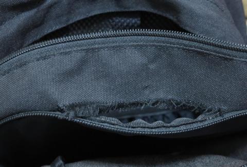 高い負荷に耐えかねてファスナー周辺が裂けてしまった。