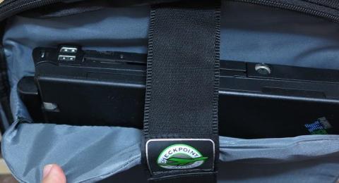 光学ドライブ搭載の分厚いノートPCも収納可能、収納部は地面から浮いているので衝撃も和らげてくれそう