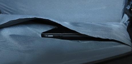 ノートPCだけでなく、タブレットPCも収納可能な大型ポケット付き