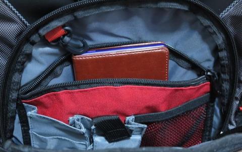 中身が見えるメッシュポケットやペン差しとフック付き