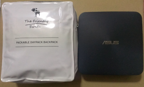 CDサイズのパソコンと比較、ひとまわり大きいけどやはり小さい