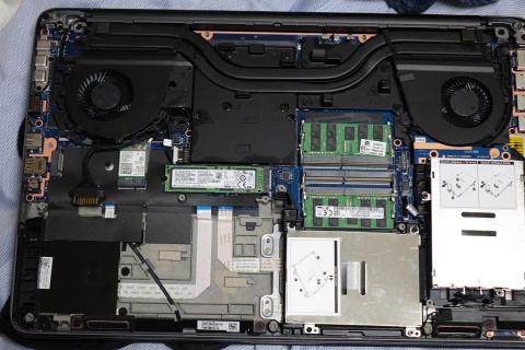 同梱のアダプタと接続ケーブルで取り付け