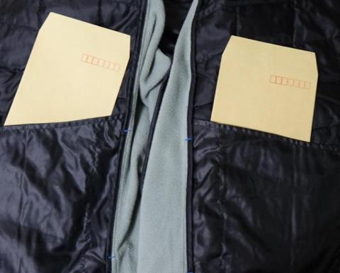 裏にもポケットが