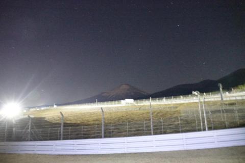 真夜中の富士スピードウェイ冷えます