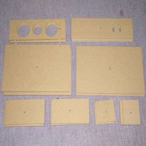 そしてカット済みのMDF版 スピーカー2本分です。