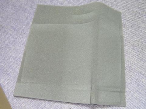 スポンジ状の吸音材が2スピーカー本分