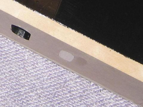 そして上のターミナル用の穴はバルサ材を詰めて塞ぎ、平らに棒ヤスリで削り完了。