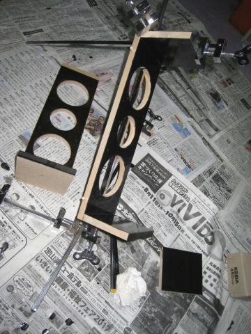 内側の塗装が終わると播金やコーナークランプ、木工用ボンドを使用して組み立て開始です。