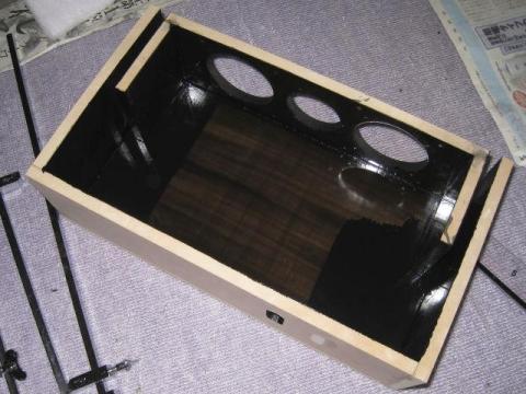 塗料はニスとバスレフスリットになる部分は外観と同じ合成漆の黒に